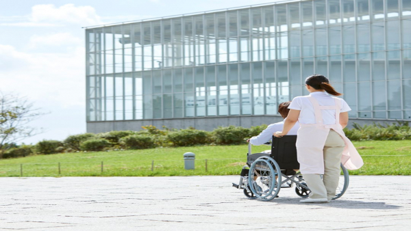 介護バイトは学生におすすめ？未経験OKの求人と実際の働き方とは